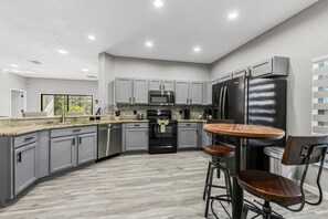 Réfrigérateur, four à micro-ondes, un four, lave-vaisselle