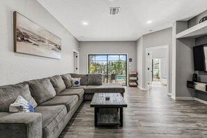 Téléviseur, table de baby-foot, table de ping-pong