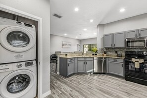 Refrigerador, microondas, horno y lavavajillas 