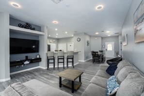 TV, table football, ping pong - NEW! Modern 4BR South Facing Pool Home Near Disney (Clermont)