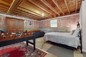 3 bedrooms, iron/ironing board, Internet, bed sheets