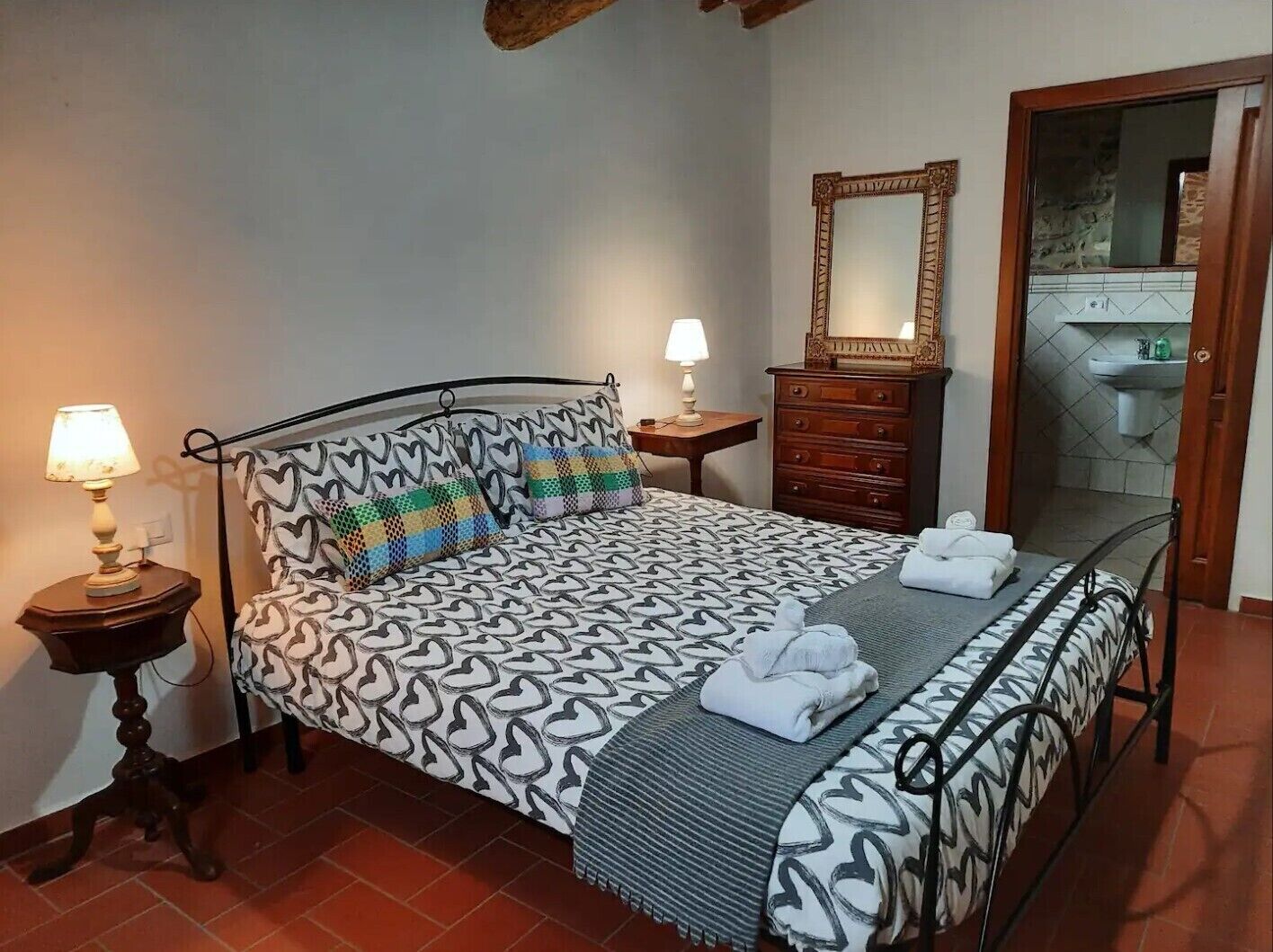 4 bedrooms, iron/ironing board, WiFi, bed sheets
