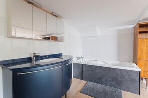 Chuveiro, secador de cabelo, toalhas de banho