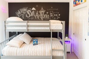 3 habitaciones, escritorio, tabla de planchar con plancha y wifi gratis 
