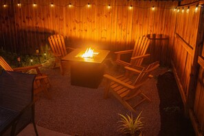 Property grounds - New! Downtown SA • 3BR • Sleeps 8 • Arcade • Parking • 20% Off (San Antonio)