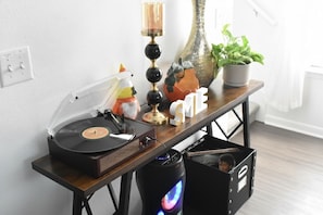 Interior - New! Downtown SA • 3BR • Sleeps 8 • Arcade • Parking • 20% Off (San Antonio)