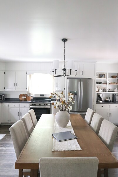 Newly Renovated 5- Bedroom House w/ Hottub & Option to Gather Your Own Eggs