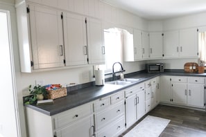 Microondas, horno, placa de cocina