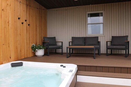 Newly Renovated 5- Bedroom House w/ Hottub & Option to Gather Your Own Eggs