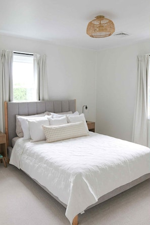 5 bedrooms, desk, travel cot, free WiFi