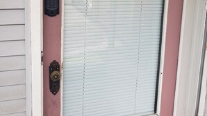 Una casa con una ventana cerrada y un timbre.