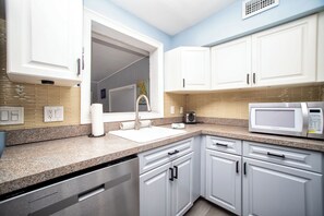 Private kitchen - Charming 2-bedroom house in lovely Largo with AC (Largo)