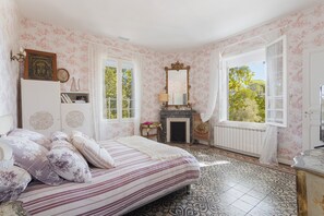 5 bedrooms, iron/ironing board, WiFi, bed sheets