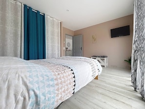 3 bedrooms, iron/ironing board, free WiFi, bed sheets