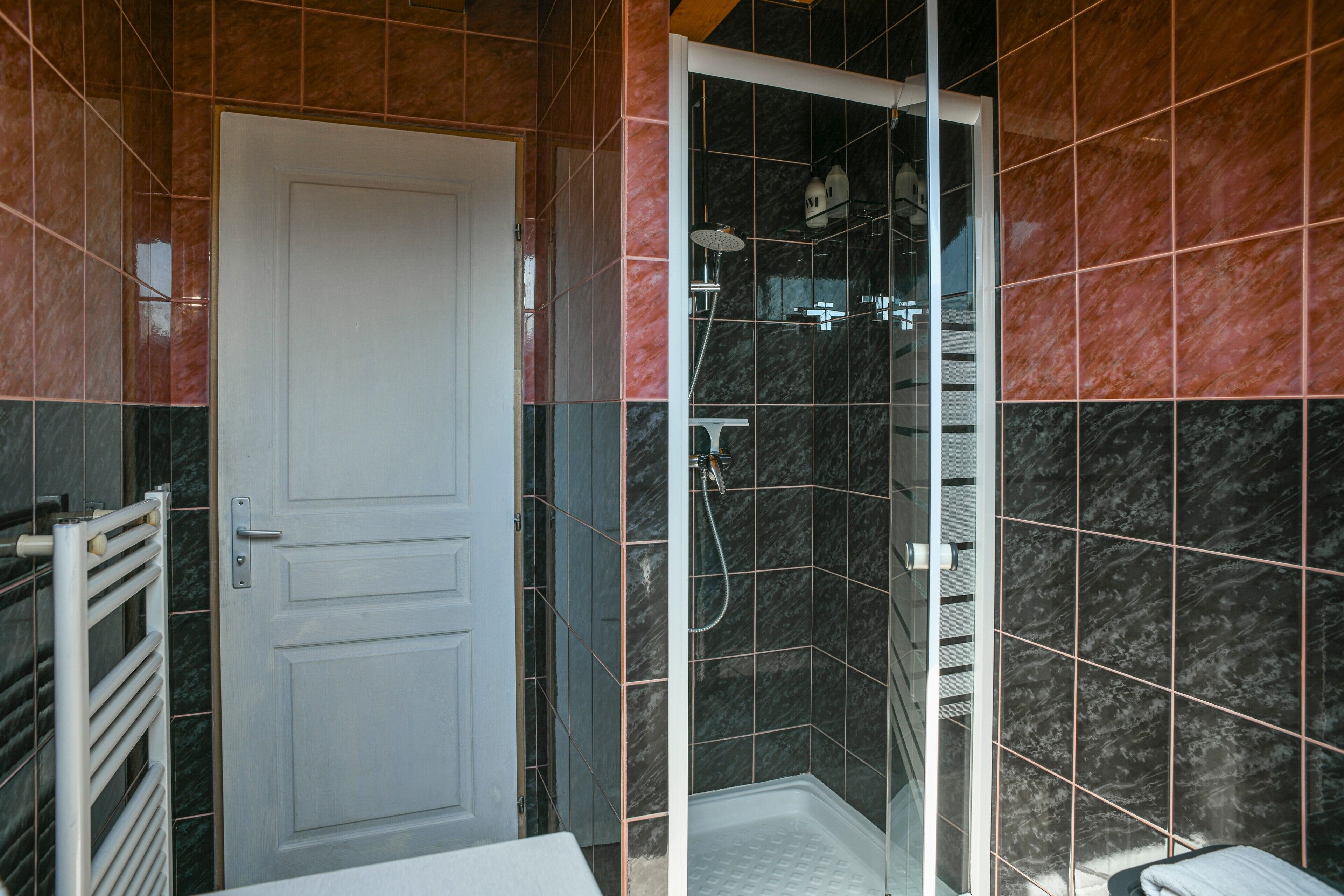 Douche, sèche-cheveux, serviettes fournies