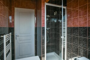 Douche, séchoir à cheveux, serviettes fournies