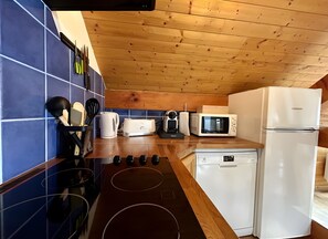 Kylskåp, mikrovågsugn, ugn och spishäll