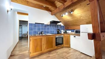 Køleskab, mikrobølgeovn, ovn, kogeplade