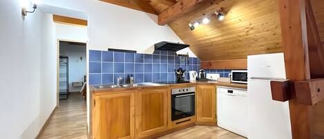 Køleskab, mikrobølgeovn, ovn, kogeplade