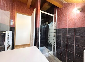 Douche, sèche-cheveux, serviettes fournies