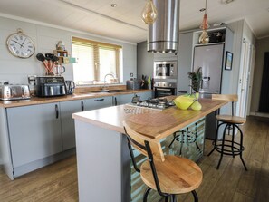 Een vaatwasser, kookgerei, borden en bestek