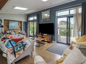 Living area - Coogee View (New Quay)
