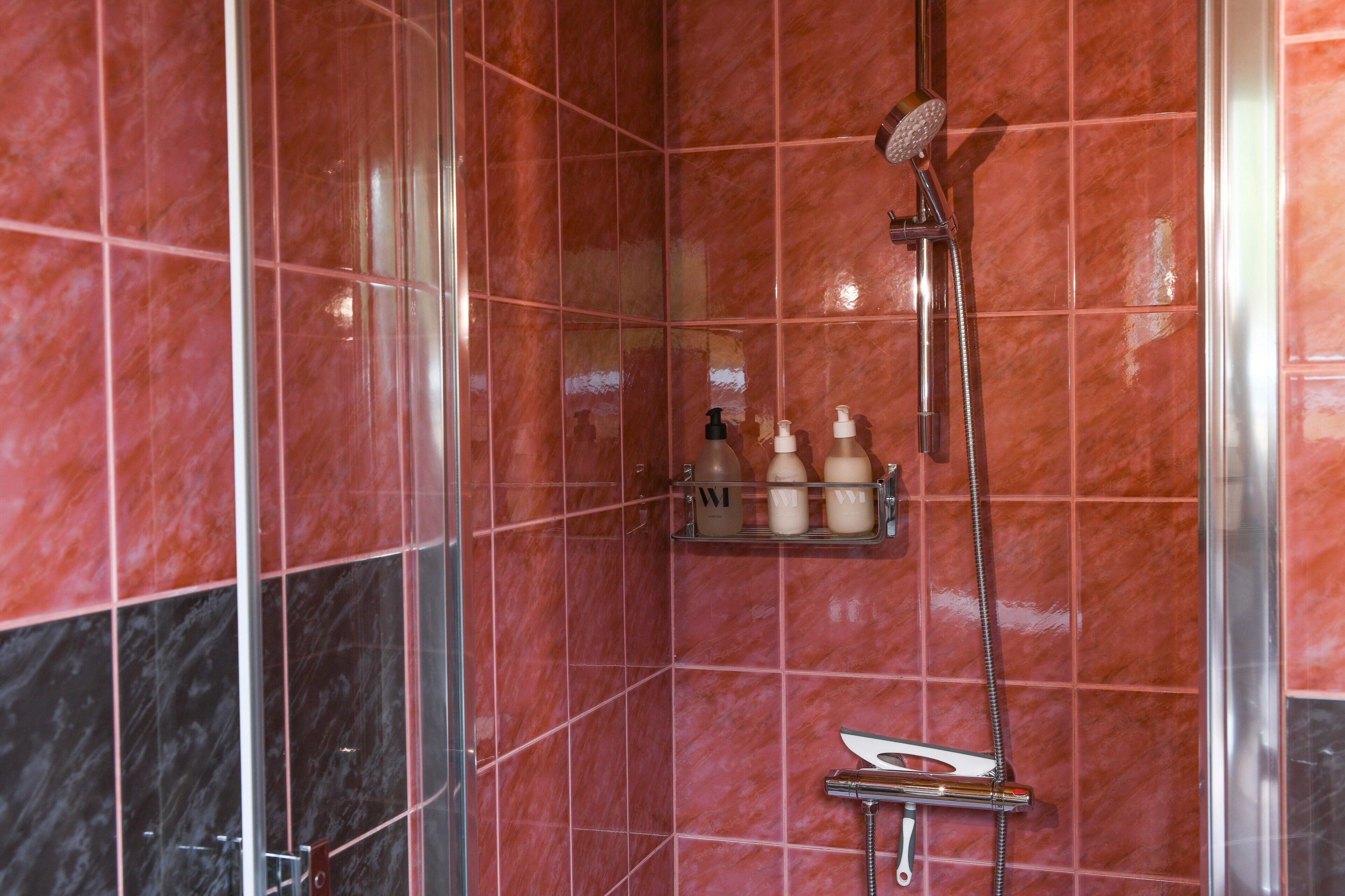 Een douche, gratis toiletartikelen, een haardroger, handdoeken