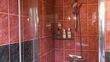 Douche, articles de toilette gratuits, sèche-cheveux