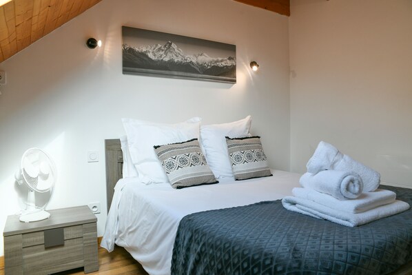 2 chambres, fer et planche à repasser, Wi-Fi, draps fournis