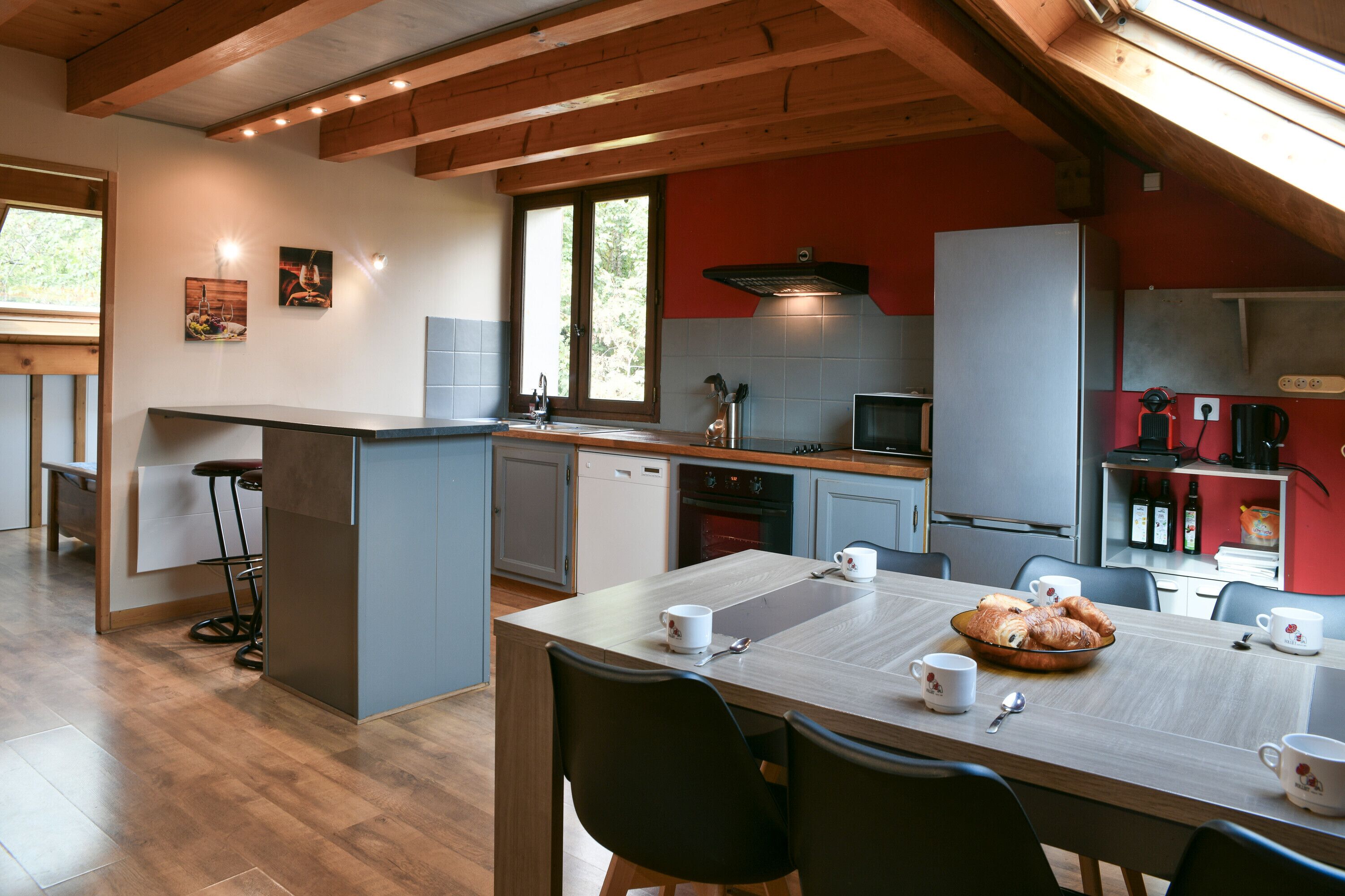 Køleskab, mikrobølgeovn, ovn, kogeplade