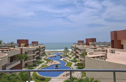 Playa Grande Penthouse, 3BR Condo + 1500 sqft Patio