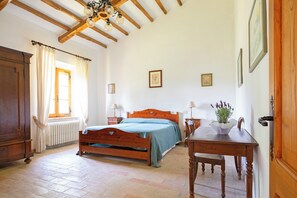 9 makuuhuonetta, vauvan matkasänky, ilmainen Wi-Fi, vuodevaatteet