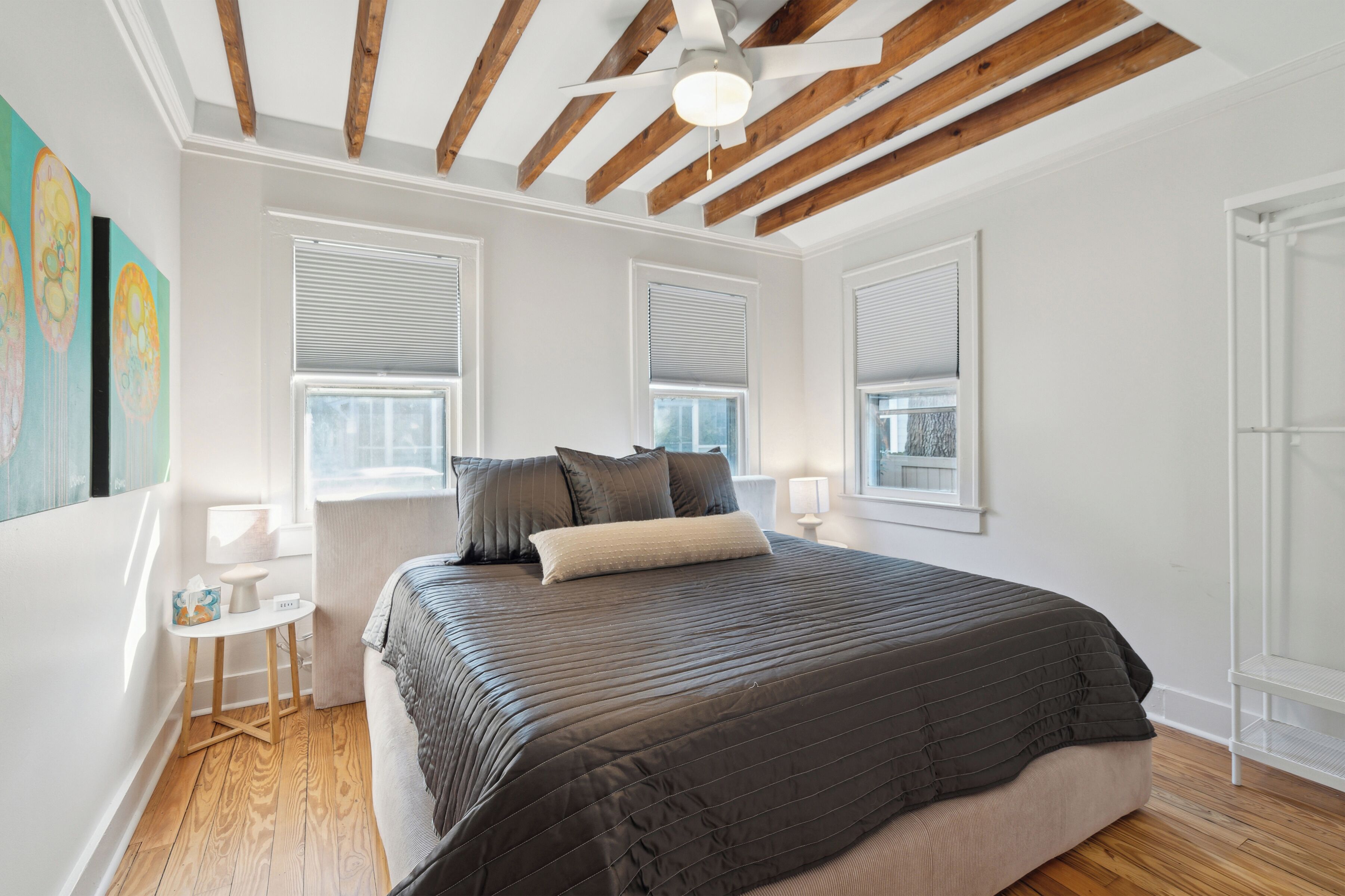 2 habitaciones, tabla de planchar con plancha, wifi y ropa de cama 