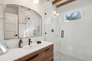 Dusche, Haartrockner, Handtücher, Seife