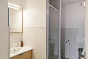 Regadera, amenidades de baño gratuitas, secadora de cabello, toallas 