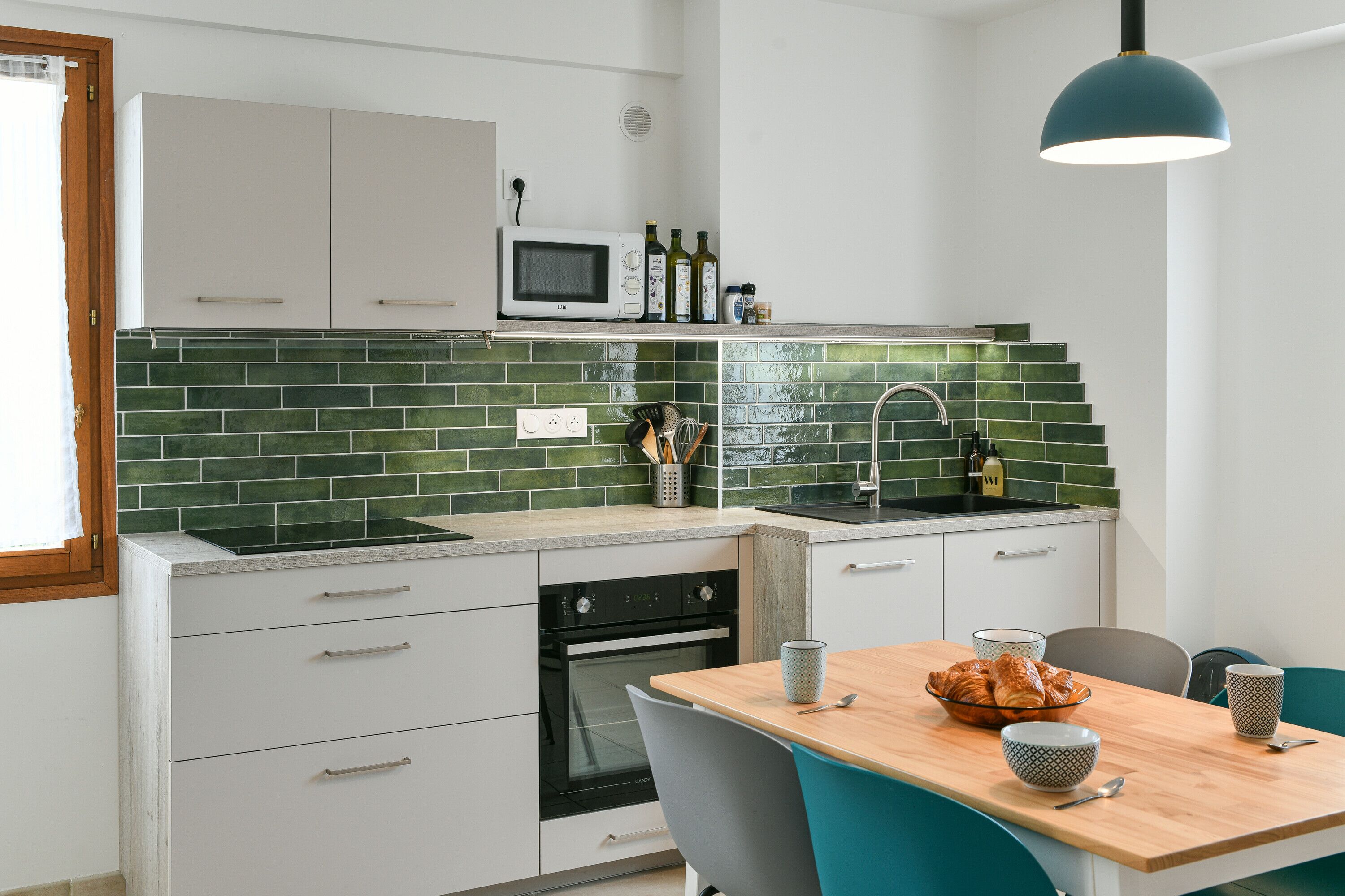 Køleskab, mikrobølgeovn, ovn, kogeplade