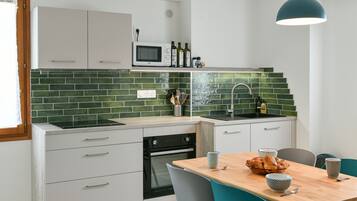 Kühlschrank, Mikrowelle, Ofen, Herdplatte