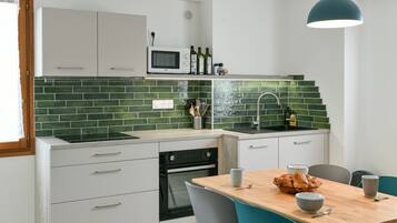 Réfrigérateur, micro-ondes, four, plaque de cuisson