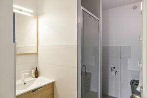 Dusche, kostenlose Toilettenartikel, Haartrockner, Handtücher