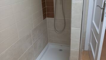 Regadera, secadora de cabello, bidet, toallas