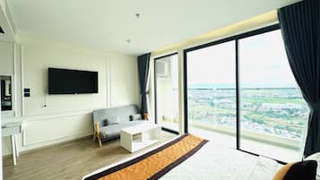 Luxury Condo, Balcony, City View | Free WiFi