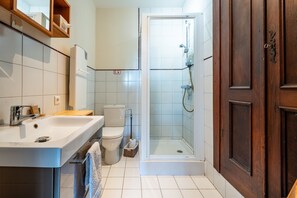 Shower, free toiletries, hair dryer, towels - Bed and Breakfast 'Roteluft - Pablo' with Private Terrace and Wi-Fi (Barr)