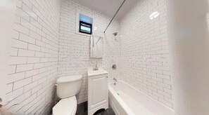 Sèche-cheveux, serviettes fournies, savon, papier toilette