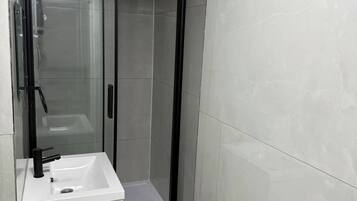 Room, 1 Bedroom | Bathroom