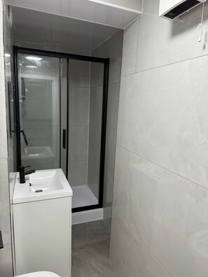 Room, 1 Bedroom | Bathroom