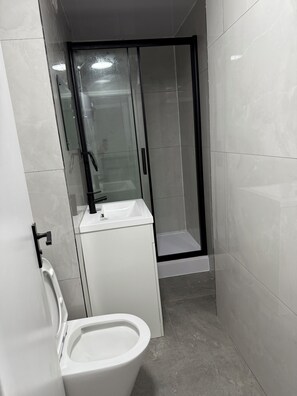 Room, 1 Bedroom | Bathroom
