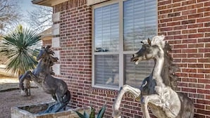 A brick building with two horse statues in front. - Charming house with AC and fitness room in enjoyable Fort Worth (Fort Worth)