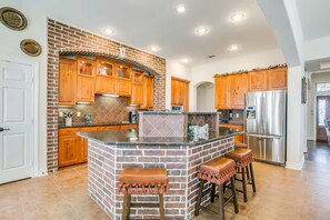 Microwave, oven, stovetop, dishwasher - Charming house with AC and fitness room in enjoyable Fort Worth (Fort Worth)