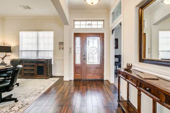 Interior - Charming house with AC and fitness room in enjoyable Fort Worth (Fort Worth)
