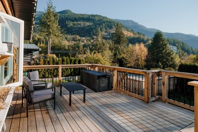 Character 3-bdr Newly Reno'd Modern OceanSky Lodge